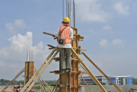 建筑工人制作柱木模板