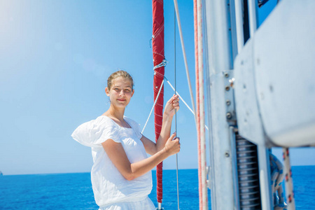在希腊的游艇航行的女孩图片