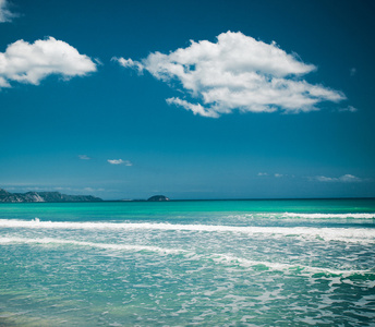 夏日海滩与白云和蓝天