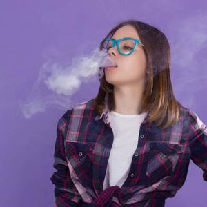 带黑字的烟带电子烟的年轻漂亮女孩照片