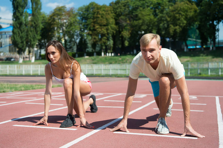 锻炼和健康，体育夫妇开始竞争运行