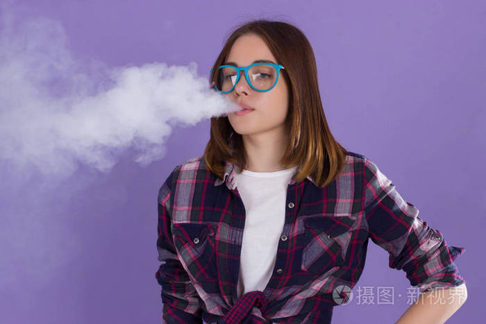 电子烟与年轻漂亮的女孩