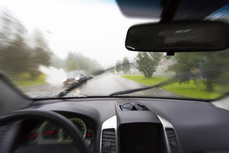 开车下大雨图片图片