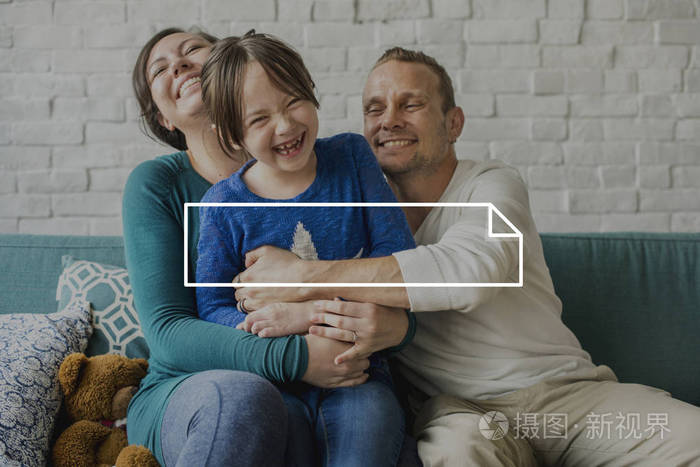 父亲和母亲拥抱的小女儿