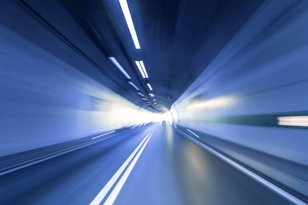 隧道道路在地下隧道的道路照片