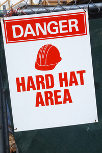头戴安全头盔的危险信号