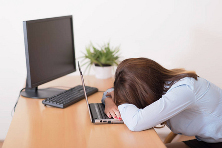 疲惫的女子,在办公室休息照片