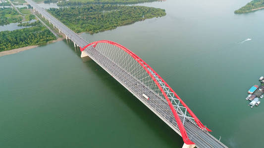 无人机飞行过了河。斜拉桥的 bridge.beautiful 景观