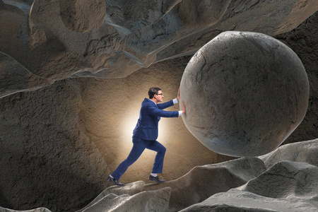 在困难的挑战概念的商人蚂蚁与重石搏斗红蚂蚁滚石上山在困难的挑战