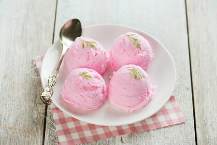 草莓冰淇淋在板上
