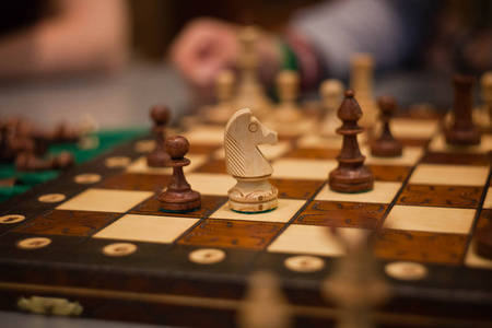 木材的象棋棋子上游戏。棕色复古背景