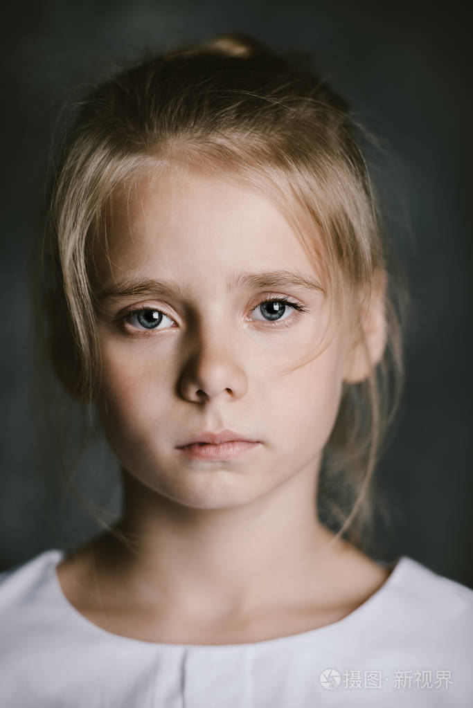 伤心的八岁女孩照片-正版商用图片0d8tf1-摄图新视界