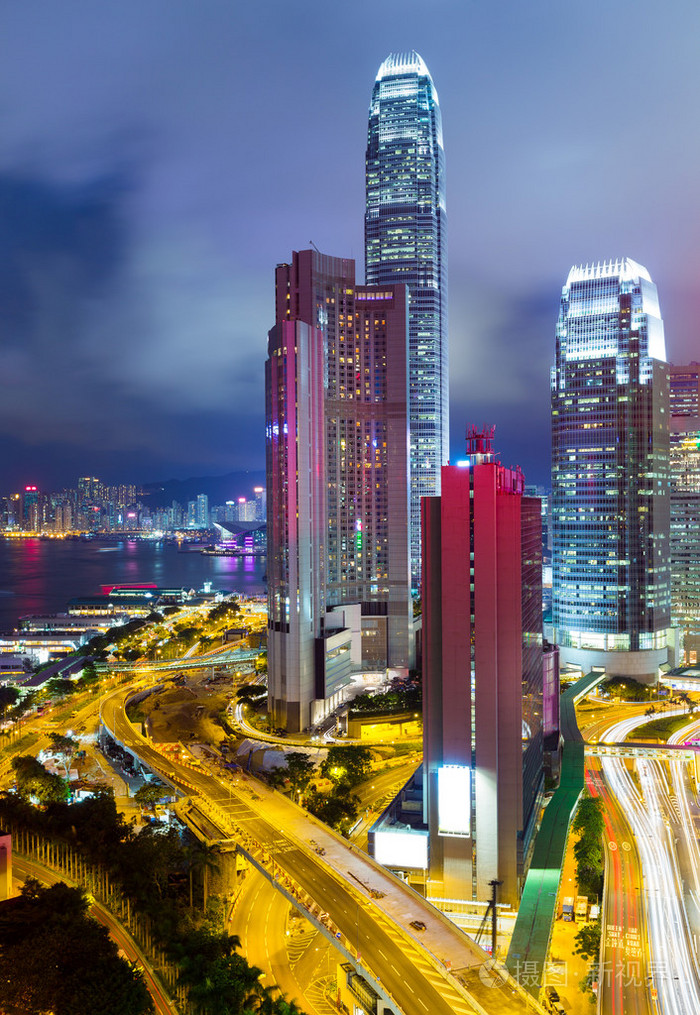 现代化的办公大楼在香港在晚上