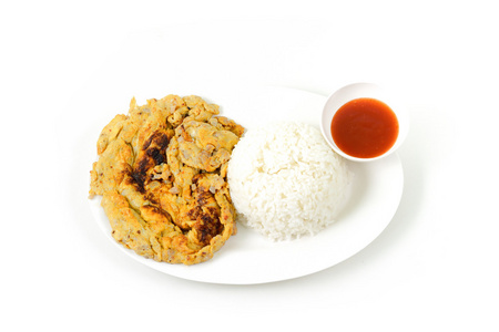 它是受欢迎的传统泰式食物的米饭和猪肉的煎蛋卷