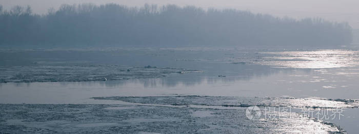 冰漂浮在河里。冰分手。阳光反射