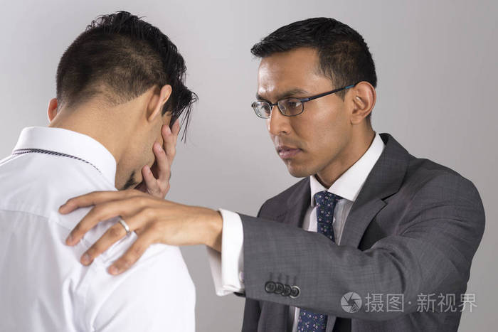 在西装的男人安慰悲伤的朋友
