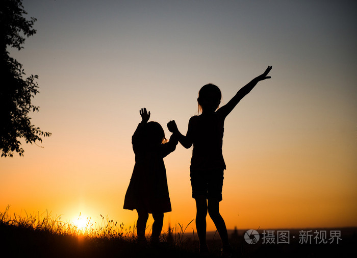 两名年轻姐妹的剪影