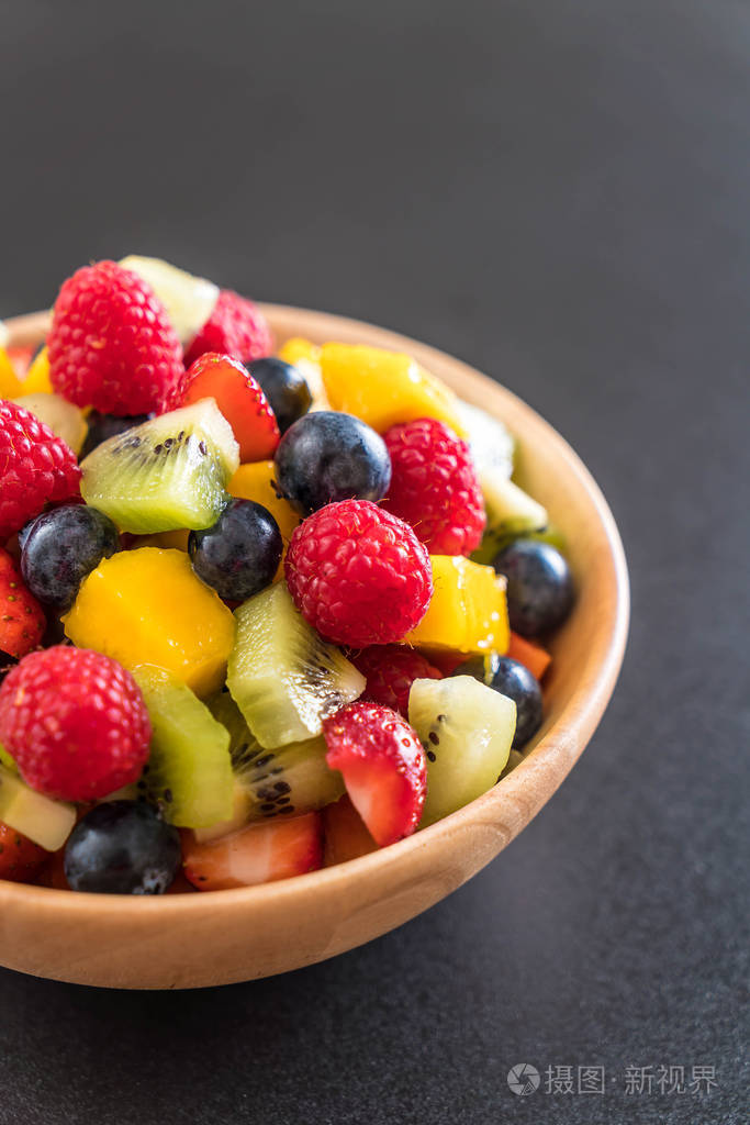 混合新鲜水果草莓覆盆子蓝莓猕猴桃莽