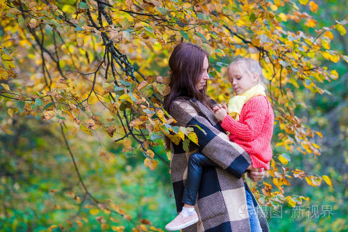 可爱的小女孩，与母亲在秋天公园户外