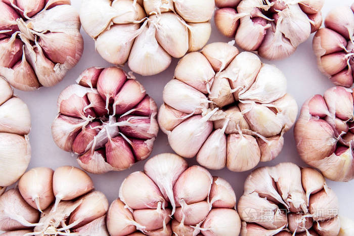 关闭了顶视图的大蒜鳞茎背景