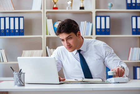 在办公室工作的商人经营者代理照片