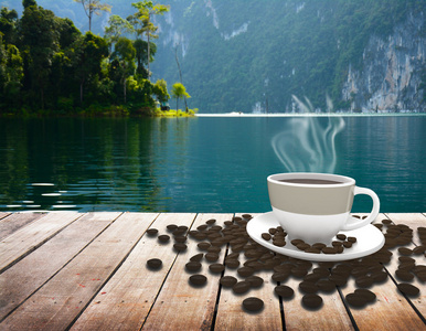 咖啡桌在湖上的杯子
