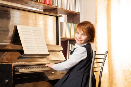 漂亮的小女孩弹钢琴