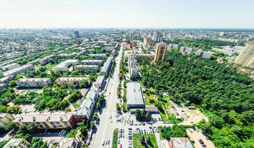 与空中城市景观 十字路口 道路 房屋 建筑物 公园及停车场。阳光灿烂的夏天全景图像