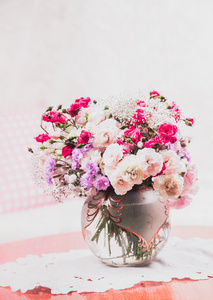 在桌上的鲜花花束图片
