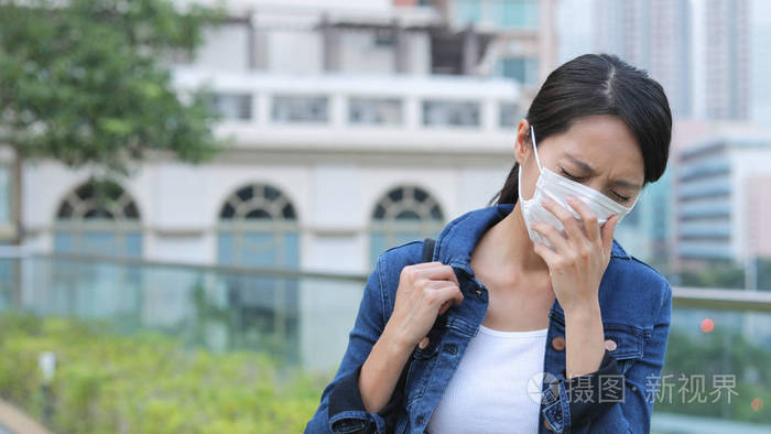 女人打喷嚏和戴着面罩