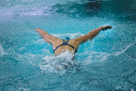 女运动员游泳蝶泳照片
