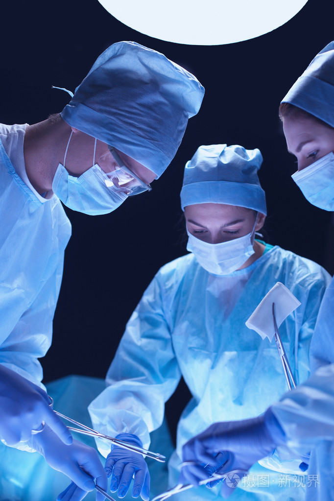 团队外科医生在手术室工作