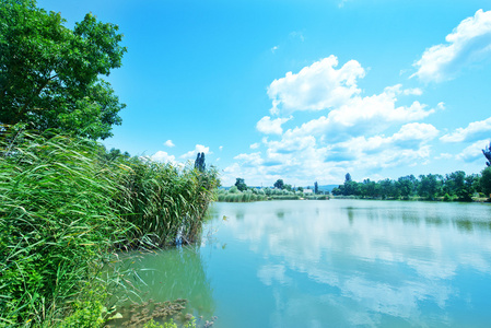 在克里米亚的湖蓝色天空