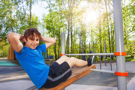 儿童仰卧起坐图片