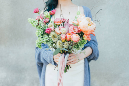 女人抱着春天鲜花花束照片