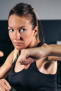 女子训练硬拳击在健身房里