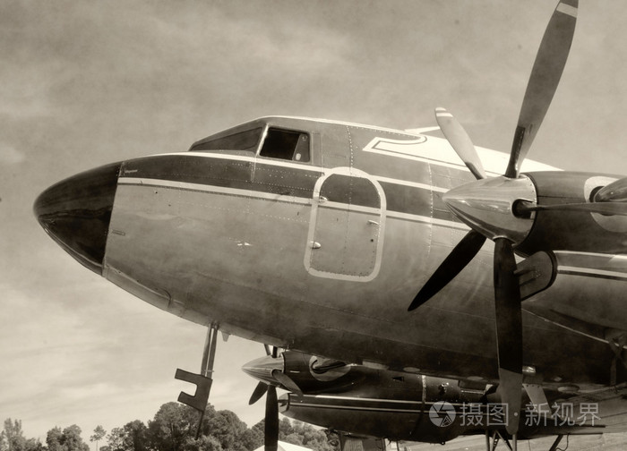 老螺旋桨飞机黑色和白色