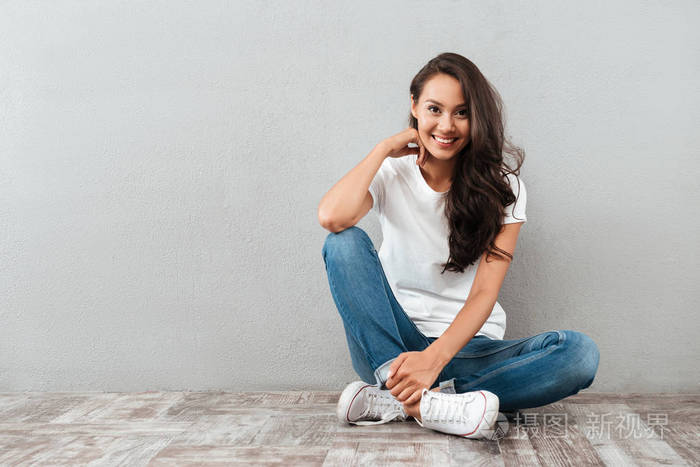 快乐很亚洲女人坐在地板上