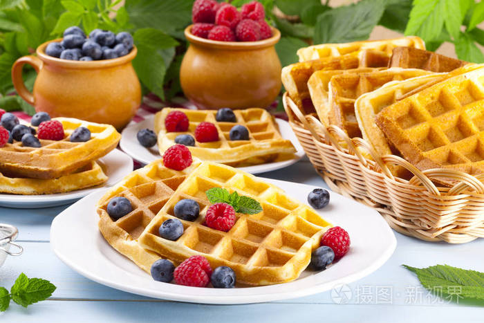 与水果自制的华夫饼