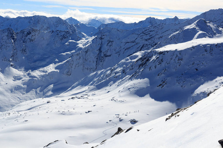 群人滑雪登山和奥地利洛尔阿尔卑斯山雪全景