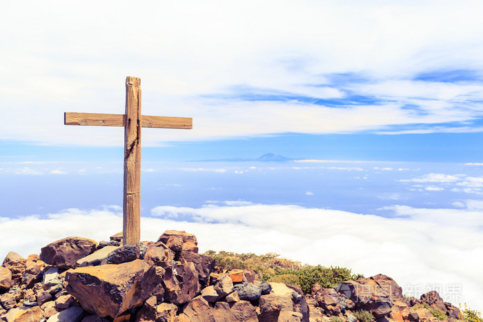 基督教的十字架在山顶上