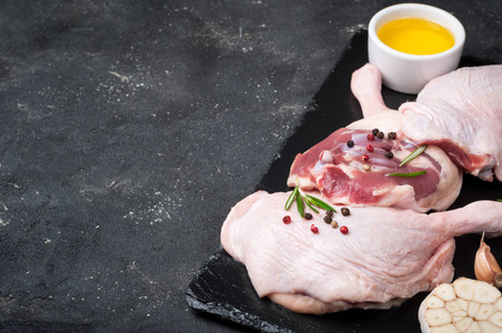 生肉，鸭腿上切菜板与迷迭香 橄榄油 香料