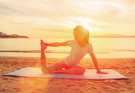 女人在做瑜伽在海滩上