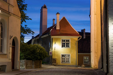 在塔林的老城历史的小房子。中世纪的建筑和天空的美丽夜景。建筑地标，爱沙尼亚。夏季