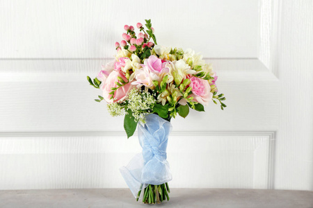 小苍兰鲜花花束新娘结婚花束与牡丹, 小苍兰和其他花在黑色扶手椅上.