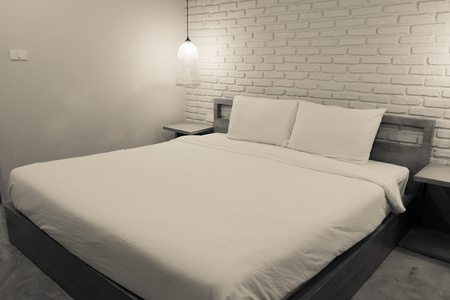 空荡荡的房间晚上在房间里空荡荡的床上照片