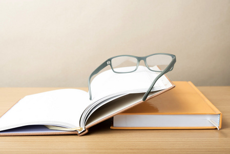 群书和眼镜照片