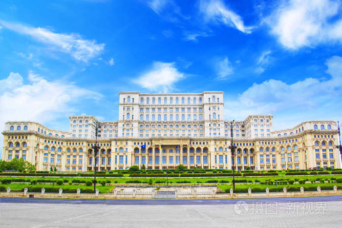 美丽的景色在罗马尼亚首都布加勒斯特的议会宫在阳光明媚的一天