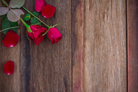 在木板上的红玫瑰