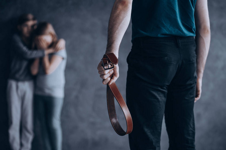 虐待父亲牵皮带照片